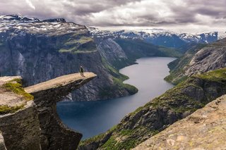 Illustration for article titled Beautiful Norwegian cliff is a nightmare for those afraid of heights